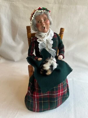 Mecedora de madera Byers Choice Mrs Claus con manta y gatito acostado en regazo Foto 1 de 4
