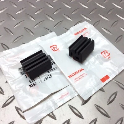 Honda CBR900 RR 96 97 98 99 Fireblade / Fuel Tank / Side Rubber Mounts / Pair x2 - Image 1 of 4