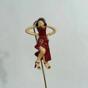 Broche de tacones y vestido rojo vintage Tumbleweed Designs 1992 hecho a mano - Imagen 1 de 9