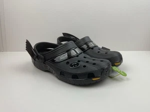Crocs Classic Zoccolo Batman Batmobile Uomo Taglia 10 Nero/Nero 102219-001 - Foto 1 di 9