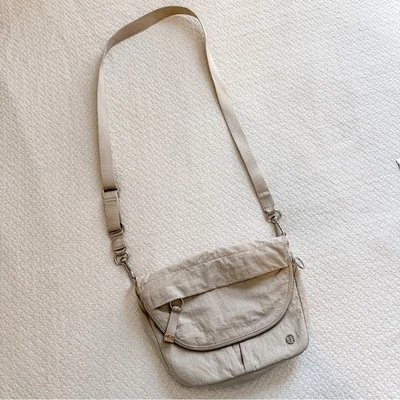 Bolsa Lululemon Festival cromada cinza prata 5L - Imagem 1 de 4