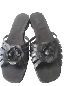 AUTH 99P VINTAGE CHANEL CAMELLIA BLACK LEATHER FLAT SANDALS SLIDES 39 - Picture 1 of 9