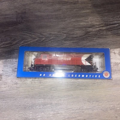 Bachmann HO Scale Soo Line GP40 Diesel Locomotive #5008 – DC Powered - Image 1 of 2