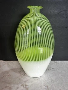 13" hohe Glasvase mit hellgrünen Streifen weißer Boden 8" breit - Bild 1 von 14