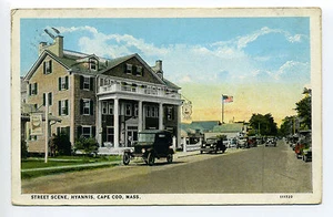 Tarjeta postal de colección Hyannis MA Mass Street Scene, coches antiguos, gente pequeña, 1928 - Imagen 1 de 2