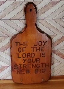 Tabla de cortar madera vintage con escritura NEH. Porta llaveros 8:10 y tres - Imagen 1 de 6