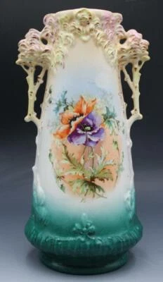 Jarrón austriaco pintado a mano Art Nouveau moldeado con mango C1900 con flores Foto 1 de 4