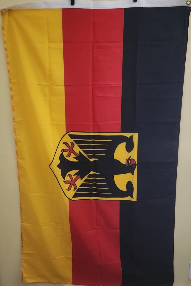 Bandera de fútbol de la Selección Nacional de Alemania usada 35" x 60" Foto 1 de 2