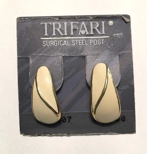 Pendientes de poste esmaltados Trifari TM tono dorado vintage nuevos en tarjeta - Imagen 1 de 3
