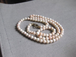 Vintage schöne weisse Korallen Perlenkette Halskette Schmuckverschluss