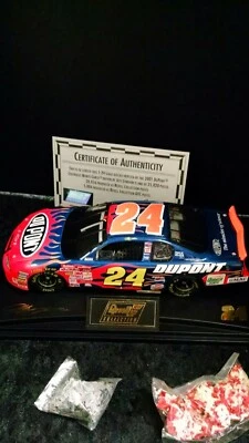 Jeff Gordon 2001 Dupont Chevrolet Monte Carlo - Image 1 of 4