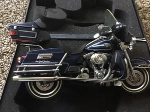 Ertl 1/12 Harley Davidson FLHTCU Ultra Classic Electra Glide 'New York Yankees' - Picture 1 of 9