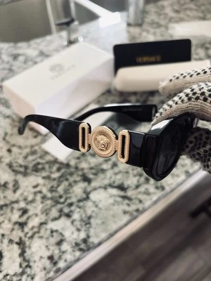 Auténticas gafas de sol Versace Medusa Icon - negras y doradas Foto 1 de 4