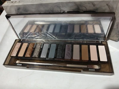 Urban Decay Naked Smoky Eyeshadow Palette & Brush NIB - Image 1 of 3