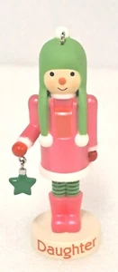 Hallmark Andenken TOCHTER Weihnachtsschmuck rosa Kleid grün Hut Stern 2013 - Bild 1 von 5