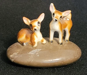 Vintage Miniatur Porzellan Hirsch Figuren auf poliertem Felsen - Bild 1 von 6