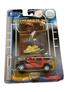 Emeka Okafor 2004 Fleer Ultra NBA Hummer H2 Maßstab 1:64 Diecast & Ultra RC Karte - Bild 1 von 4