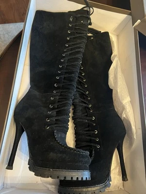 Bebe размер 6 колена шнурует вверх черные замшевые ботинки. 5 дюймов каблук отличное состояние товара - Изображение 1 из 4