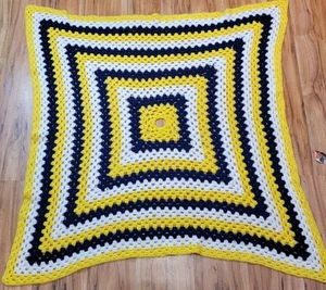 43" x 47" gehäkelt afghanisch Überwurf blau gelb weiß Vintage Handarbeit Couch ETSU - Bild 1 von 11
