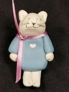 De colección 1992 fechado/firmado B.J. Pin/colgante Deane, vestido blanco gato/azul, nunca usado - Imagen 1 de 8