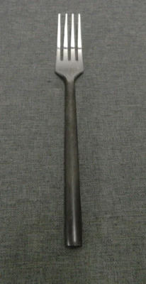 Cubiertos forjados West Elm de acero inoxidable y tenedor de ensalada negro Foto 1 de 2