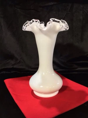 "Jarrón Fenton (sin marca) con volantes y cresta de plata 8""" Foto 1 de 4