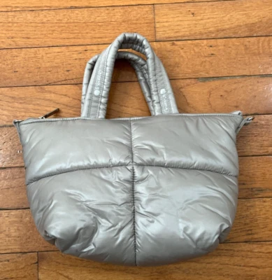 ~ ¡NUEVO! Bolso de Mano Le Sportsac Mini Acolchado Gris Asa Superior con Cremallera Superior Foto 1 de 3