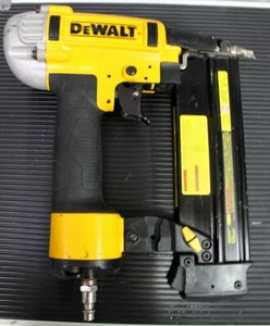 Clavadora Brad de punto de precisión DeWALT 18Ga - DWFP12233 - Imagen 1 de 7