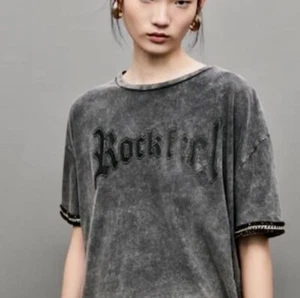 Camiseta Zara Recortada Gráfica ROCKFEEL Gris Talla Pequeña - Imagen 1 de 12