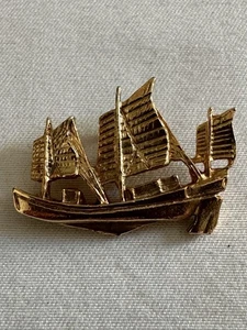 Colgante con dije de barco chatarra chino vintage tono dorado - Imagen 1 de 4
