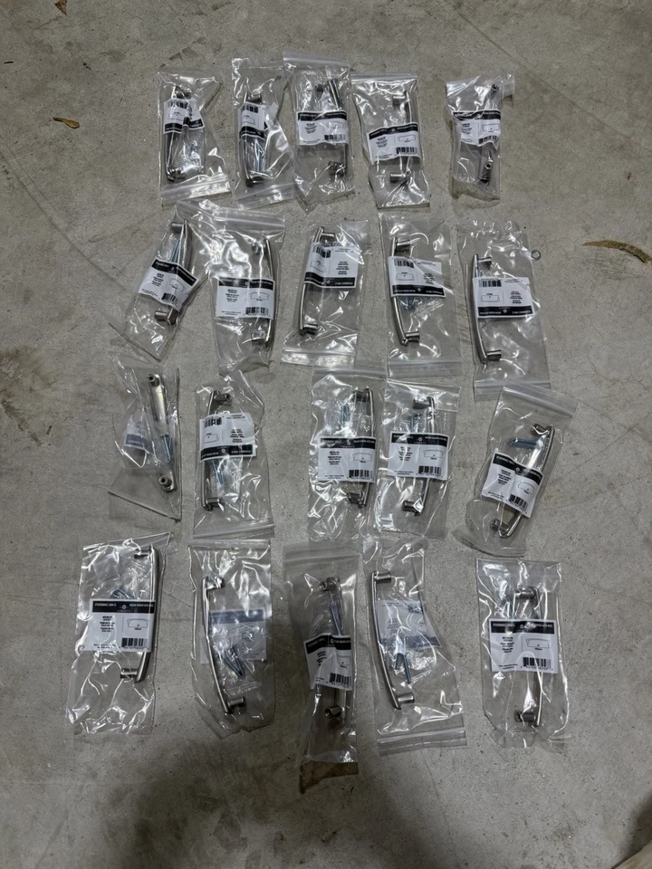 Gabinete de barra de níquel satinado 20 piezas Liberty Hardware P25966C-SN-C con muescas de 4" Foto 1 de 4