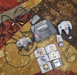 Pacchetto console Nintendo N64 con 6 GIOCHI, 2 controller Rumble pack Nyko memory pak - Foto 1 di 10
