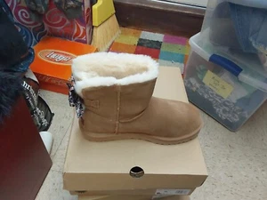 Nuevas con etiquetas Botas de mujer Ugg Bailey arco leopardo castaña 10 - Imagen 1 de 3