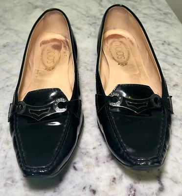Zapatos mocasines Tod’s de charol negro con detalles metálicos para mujer 8 Foto 1 de 4