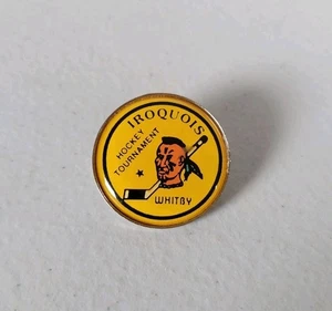 Vintage Iroquois Hockey Tournament Whitby OHA Canada Pin Native American #410 - Foto 1 di 3