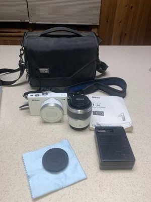 Kit de cámara sin espejo Nikon 1 J4 18,4 MP 10-30 mm 30-110 mm en perfecto estado Foto 1 de 4