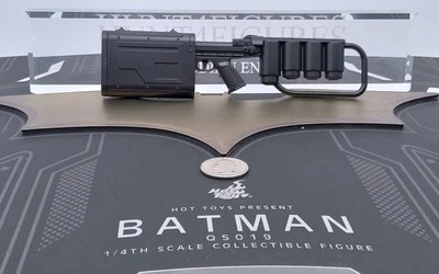 Hot Toys QS019 Batman Caballero Oscuro 1/4 Figura de Acción LED EMP Rifle Solo  Foto 1 de 4