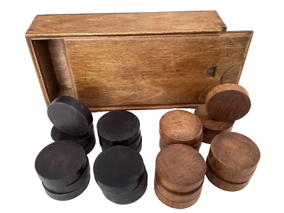 ANTIQUE TREEN DRAUGHTS COUNTERS ORIGINAL PINE BOX CHESS CHEKERS  (G1353) - Image 1 of 4