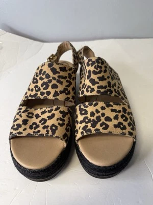 Sandália feminina Dr Scholl’s Oh Hey salto cunha. Estampa de animais  - Imagem 1 de 4