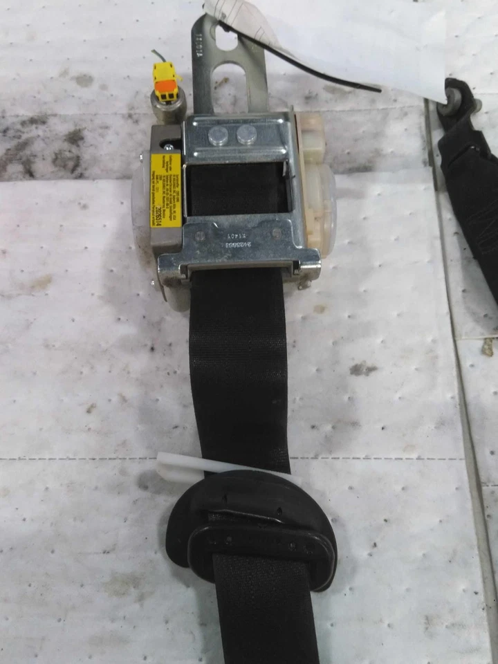 2011-2014 Dodge Durango OEM White Seat Belt Retractor, Used, 175K Miles - Imagem 1 de 4