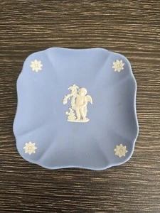 VINTAGE WEDGWOOD BLUE JASPERWARE 4.25" DECORATIVE TRINKET DISH W/ WHITE TRIM - Picture 1 of 3