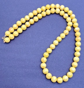 Collar vintage de cuentas de plástico mármol amarillo y naranja de 24 pulgadas década de 1950 - Imagen 1 de 5