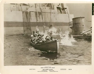 1957 Vintage Photo " The Enemy Below" Movie Scene Promo Still Robert Mitchum  - Picture 1 of 2