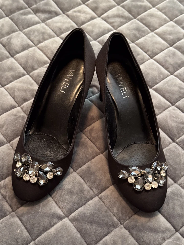 Zapatos de salón de noche Vaneli satinados con estrás negros talla 6 M usados en excelente estado Foto 1 de 4