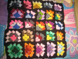 Menge 25 Original Granny Squares handgehäkelt 5” x 5” - Bild 1 von 1