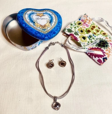 Conjunto de collar y pendientes Brighton rosa Venus con corazón de regalo, lata y bolsa Foto 1 de 4