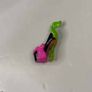 Tacón de zapato izquierdo único Monster High Draculaura Snow Bite Scarily Ever After - Imagen 1 de 3