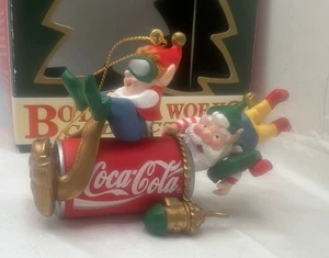 Santa's Elves Coca-Cola Coca-Cola lata trineo decoración navideña adorno de Navidad - Imagen 1 de 5