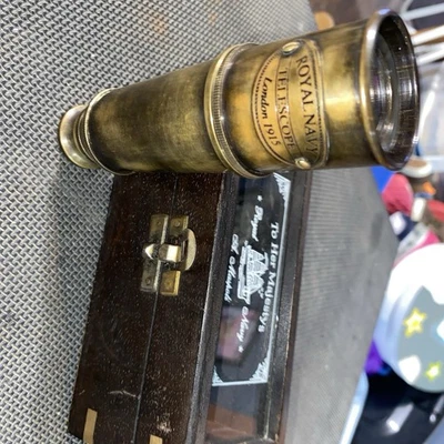 réplica de un telescopio de la Royal Navy, fechado en 1915, que viene en una caja de madera Foto 1 de 4