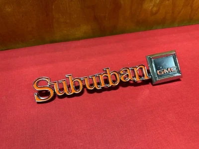NUEVO 1979-1984 GMC SUBURBAN PUERTA TRASERA EMBLEMA GM 14016626 Foto 1 de 4